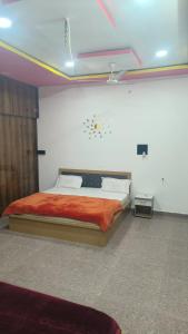 Voodi või voodid majutusasutuse Kaka Guest House Near Prem Mandir and 100 Mt far away from Premanand Maharaj G toas