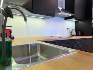 un lavello da cucina con acqua che ne esce di Downtown Apartment a Kavala