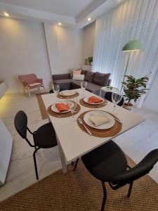 Χώρος καθιστικού στο Central Location 2 Bedroom Apt +12 φωτογραφίες
