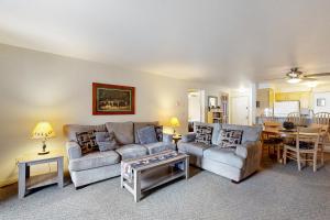 een woonkamer met twee banken en een tafel bij Sonoma Getaway in McCall