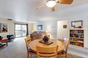een woonkamer met een tafel, stoelen en een bank bij Sonoma Getaway in McCall