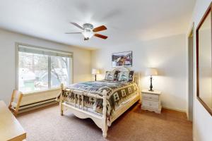 een slaapkamer met een bed en een plafondventilator bij Sonoma Getaway in McCall