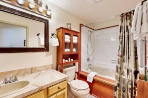 een badkamer met een wastafel, een toilet en een bad bij Sonoma Getaway in McCall +21 foto's