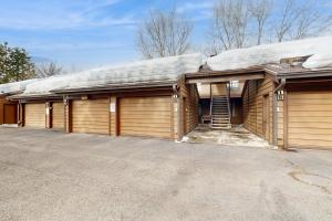 een huis met twee garagedeuren met sneeuw op het dak bij Sonoma Getaway in McCall