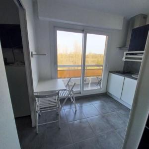 Kuchyň nebo kuchyňský kout v ubytování Studio avec très belle vue sur l Allier