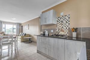 Airville Luxury Apartments, 7min Drive to Cresta Mall的厨房或小厨房