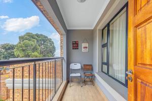 Airville Luxury Apartments, 7min Drive to Cresta Mall的阳台或露台