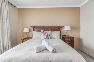 Airville Luxury Apartments, 7min Drive to Cresta Mall客房内的一张或多张床位