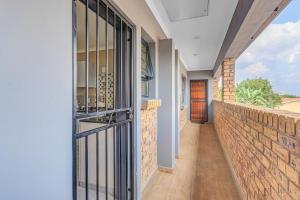 Airville Luxury Apartments, 7min Drive to Cresta Mall的阳台或露台