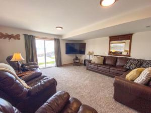 ein Wohnzimmer mit Ledersofas und einem TV in der Unterkunft Lake View Condo 871 4 with amazing views in Garden City