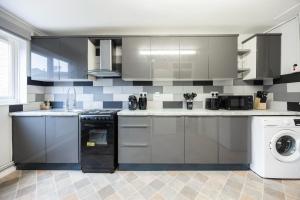 Nhà bếp/bếp nhỏ tại Spacious Four Bedroom Battersea House Contractors Families