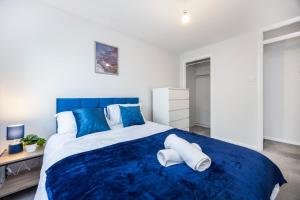 Giường trong phòng chung tại Spacious Four Bedroom Battersea House Contractors Families