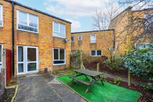 Vườn quanh Spacious Four Bedroom Battersea House Contractors Families