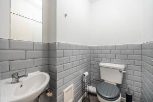 Phòng tắm tại Spacious Four Bedroom Battersea House Contractors Families +22 ảnh