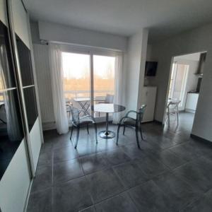 A kitchen or kitchenette at Studio avec très belle vue sur l Allier