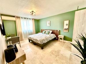Postel nebo postele na pokoji v ubytování La Chambre Amazonite