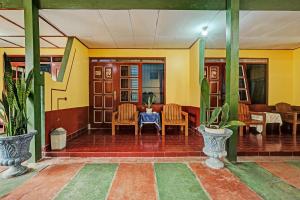 ジョグジャカルタにあるHotel O Muriaの建物内の椅子とテーブルのあるロビー