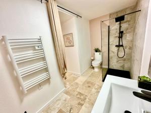 Koupelna v ubytování La Chambre Amazonite