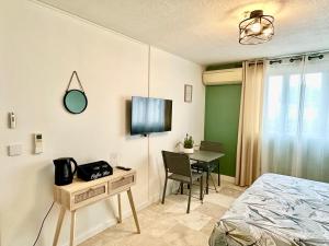 TV a/nebo společenská místnost v ubytování La Chambre Amazonite