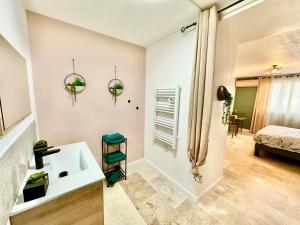 Postel nebo postele na pokoji v ubytování La Chambre Amazonite + 37 fotografií