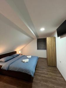 A bed or beds in a room at Apartmani Ćosić - Kuršumlijska banja