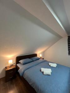 A bed or beds in a room at Apartmani Ćosić - Kuršumlijska banja