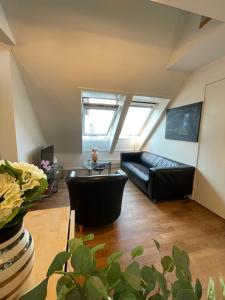 Μια τηλεόραση ή/και κέντρο ψυχαγωγίας στο Harmony Apartments - By Honivi Gruppen