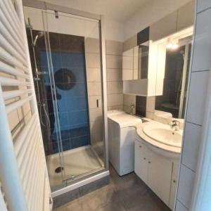 A bathroom at Studio avec très belle vue sur l Allier