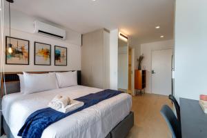- une chambre avec un grand lit et une serviette dans l'établissement 360 Soma Perdizes, à São Paulo 36 autres photos