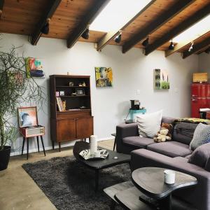 Χώρος καθιστικού στο Delilah Ridge Winery Mid Mod Guesthouse