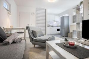 a living room with a couch a table and a kitchen at Ferienwohnung Heide 2 in Walsrode