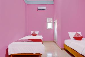 Ένα ή περισσότερα κρεβάτια σε δωμάτιο στο Hotel O Salsa Homestay Syariah Near Pondok Pesantren MUALLIMIN Muhammadiyah Bangkinang Kota