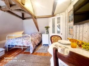 a small room with a bed and a table with fruit on it at Maison Maisy in Navarrenx