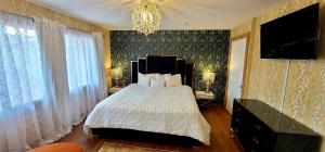 a bedroom with a bed and a chandelier at Retro Inn at Mesa Verde in Cortez