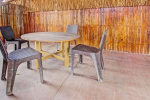 a table and two chairs and a table and chairs at Hotel O Samalas Syariah Homestay Near SDN TANAK BEAK in Labuan Lombok