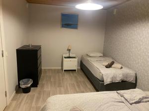 Postel nebo postele na pokoji v ubytování Skräpplinge gård