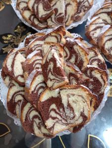 Ein Haufen Zimtschnecken auf einem Tisch in der Unterkunft Casa Rania si Ayan Sătic Rucăr in Ciocanu