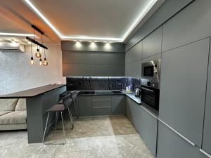 Кухня або міні-кухня у Arcadia apartment & sea terrace