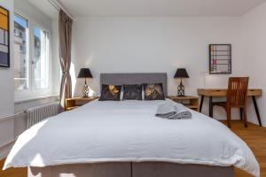 Postel nebo postele na pokoji v ubytování KAYA Zurich Apartment 2B - Downtown 2BR Deluxe Apt + 25 fotografií