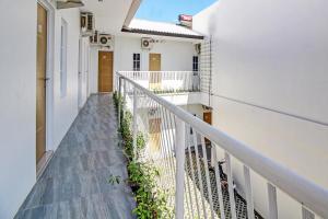 Balkón nebo terasa v ubytování Super OYO Collection O 92363 Kp Inn