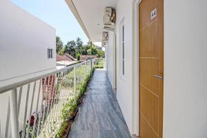 Balkón nebo terasa v ubytování Super OYO Collection O 92363 Kp Inn