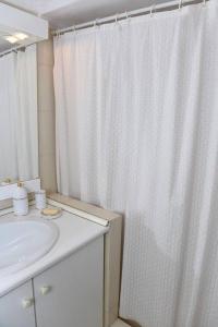 Koupelna v ubytování Top floor 3bed 2bath with stunning 360 view