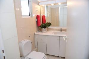 Koupelna v ubytování Top floor 3bed 2bath with stunning 360 view