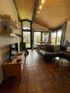 a living room with a couch and a table at H5 Haus Schwalbennest Kaminofen WLAN in Butjadingen