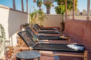 une rangée de chaises assises sur une terrasse dans l'établissement Riad Les Hirondelles Boutique Hotel, à Marrakech