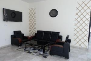 TV a/nebo společenská místnost v ubytování Super OYO 147 Babylon Furnished Apartment