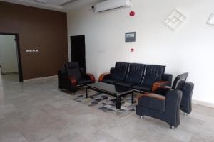 Posezení v ubytování Super OYO 147 Babylon Furnished Apartment