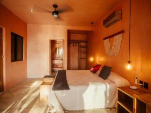 Katil atau katil-katil dalam bilik di Tranquil Ocean View Haven in La Punta Zicatela +3 gambar