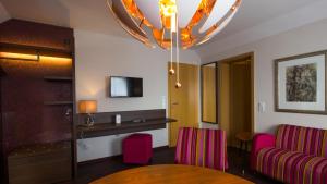 TV a/nebo společenská místnost v ubytování HOTEL PARQÉO im A66