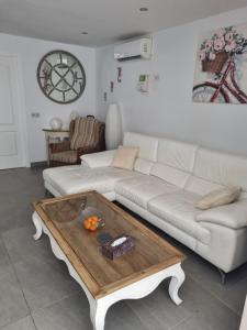 salon z białą kanapą i stolikiem kawowym w obiekcie Lazydays w Puerto del Carmen